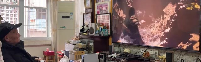 90岁杨老头大战《黑神话:悟空》沙大郎Boss：老人家心态很良好